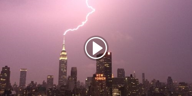 Empire State Binası'na yıldırım düştü