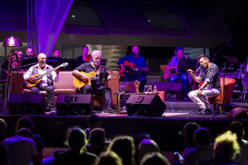 Emre Altuğ ile Grup Gündoğarken Akmerkez’de binleri ağırladı 