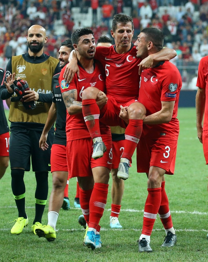 Emre Belözoğlu omuzlarda 