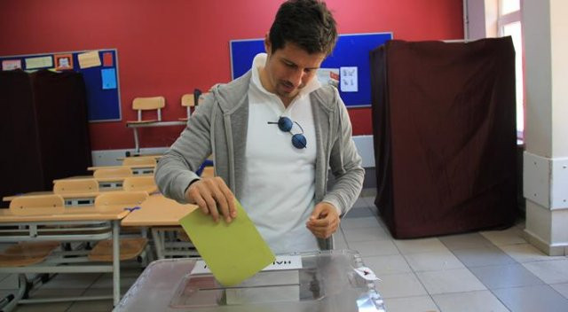 Emre Belözoğlu referandum tahminine böyle cevap verdi!