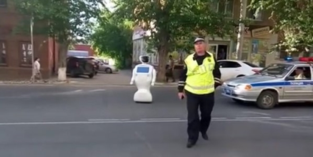 Emre karşı gelen robot labaratuvardan kaçtı!