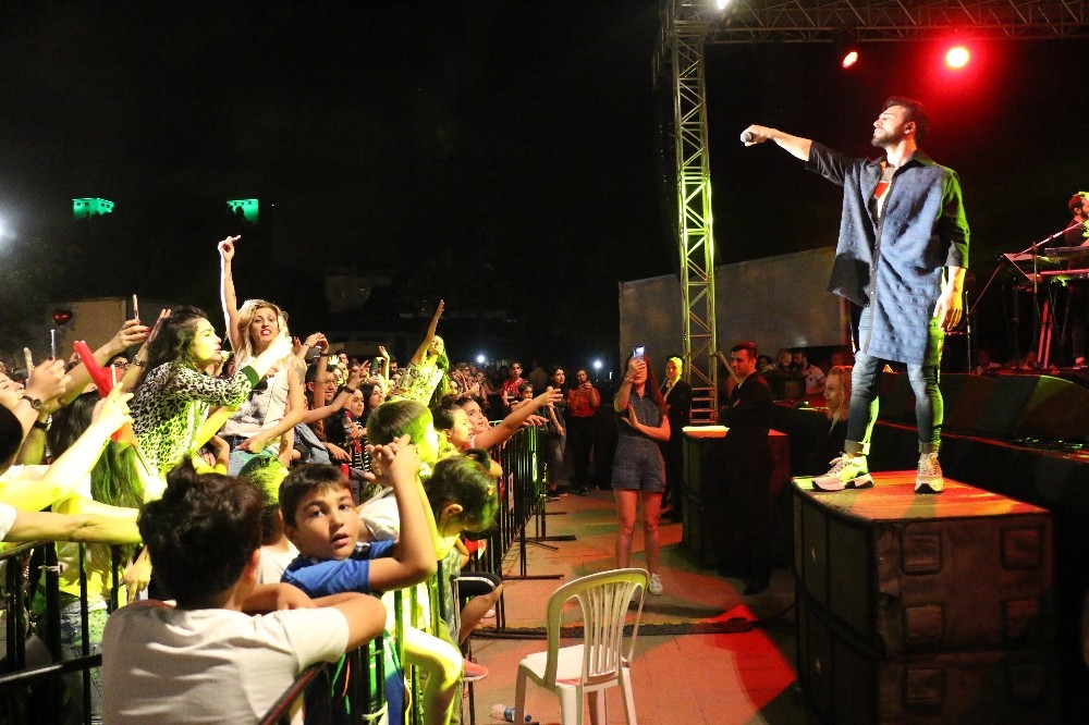 Emre Kaya şarkılarıyla Antalyalıları coşturdu 