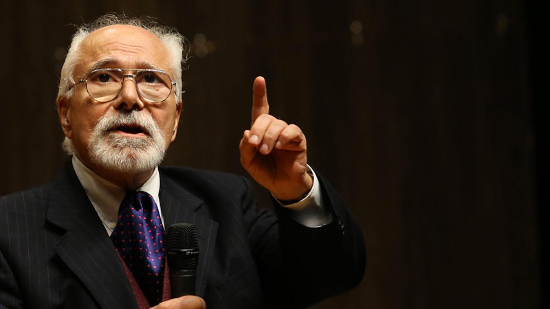 Emre Kongar ne yapacağını şaşırdı! Hadi oradan ihtiyar