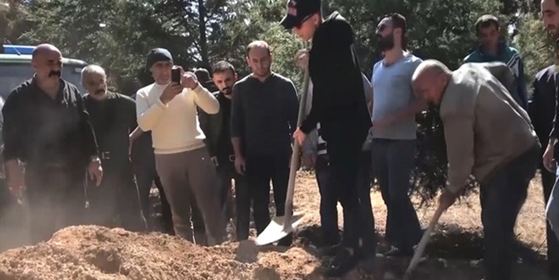 Emre Mor'un acı günü: Kendi eliyle toprağa verdi