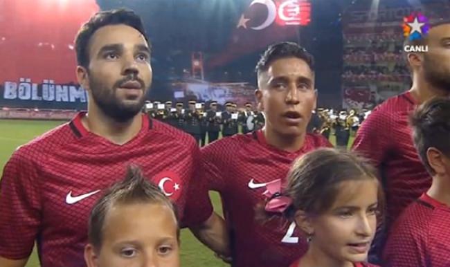 Emre Mor'un İstiklal Marşı'ndaki hareketi büyük tepki çekti!