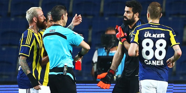 Emre ve Volkan koridorda hakeme...