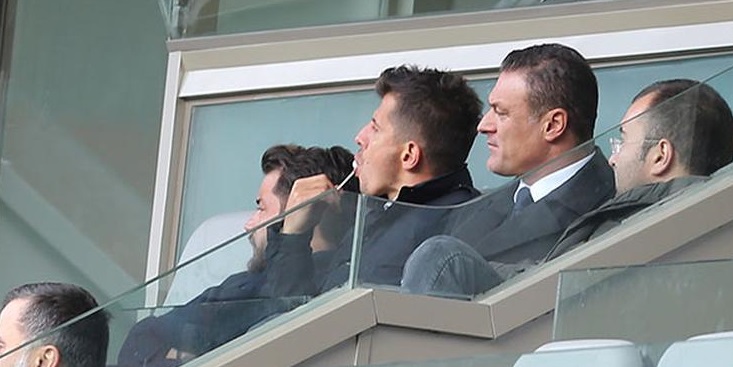 Emre'nin tribündeki ilginç görüntüsü!