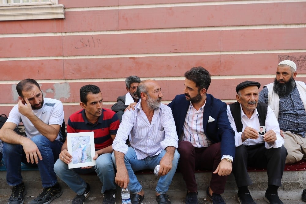 EMŞAV’dan HDP önünde oturma eylemi yapan ailelere destek 