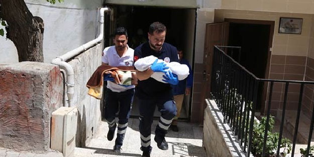 Emzirip uyuttuğu ikiz bebeklerini ölü olarak buldu