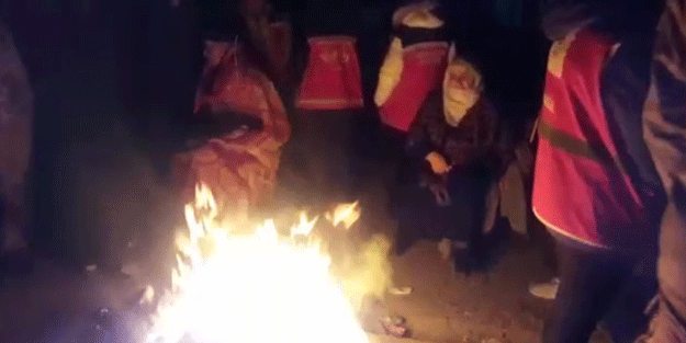 En acı bekleyiş: Anne baba, enkaz çalışmasından iyi haber almayı bekliyor