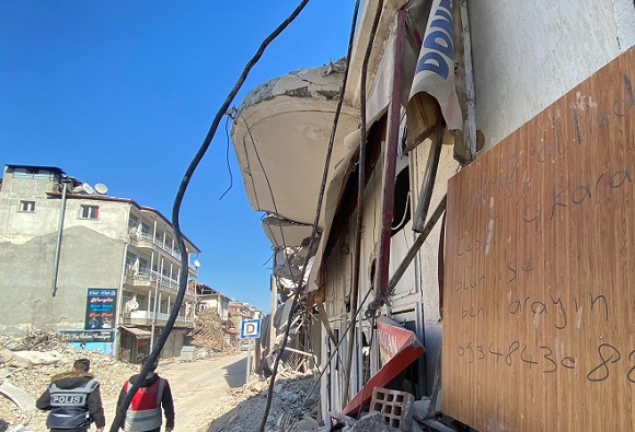 En acı mesaj! Depremzedenin ardında bıraktığı not yürekleri dağladı