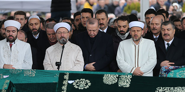 Kartal'da çöken binadaEn acı veda! Çöken binada aynı aileden ölen 9 kişi son yolculuğuna uğurlandıaynı aileden ölen 9 kişi son yolculuğuna uğurlandı