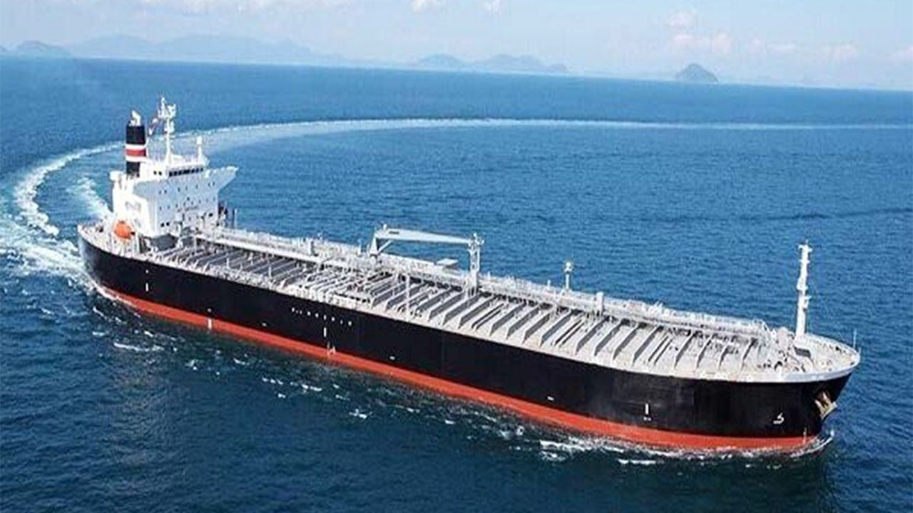 En az 16 petrol tankeri sahte isim ve sinyalle ABD kuşatmasını aştı Denizden abluka kevgire döndü