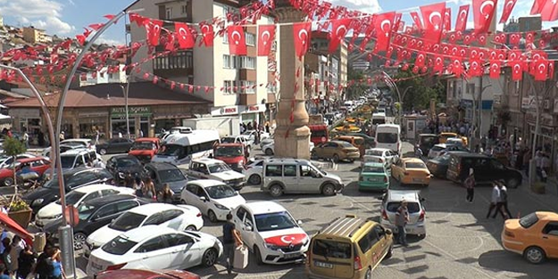 En az nüfusa sahip şehrimiz Bayburt'ta araç park edecek yer kalmadı!
