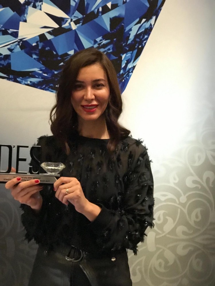 En başarılı saç ekimi kliniği Songül Alçı seçildi 