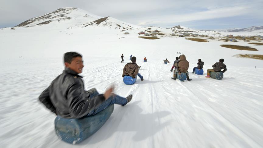 En büyük eğlenceleri bidonla kaymak