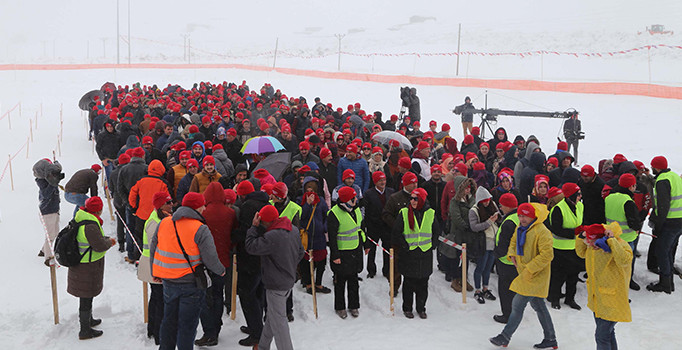 'En büyük horon halkası' rekoruna hava engeli