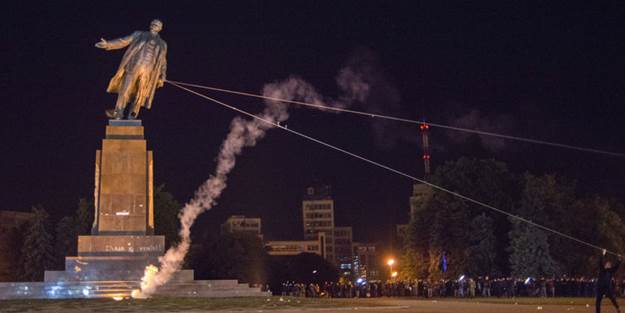 En büyük Lenin putunu yerle bir ettiler