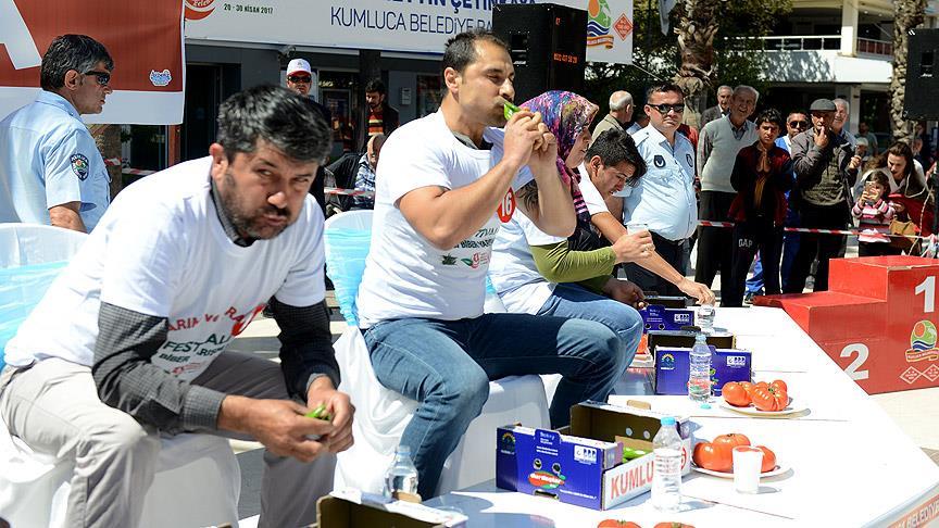En çok acı biberi yemek için yarıştılar