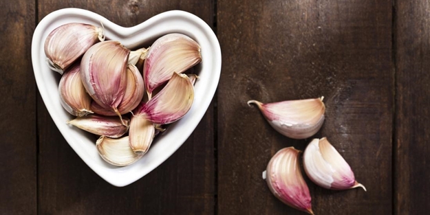 En etkili ilaçtan daha etkili! 2 diş sarımsağı ağzınızda bekletin