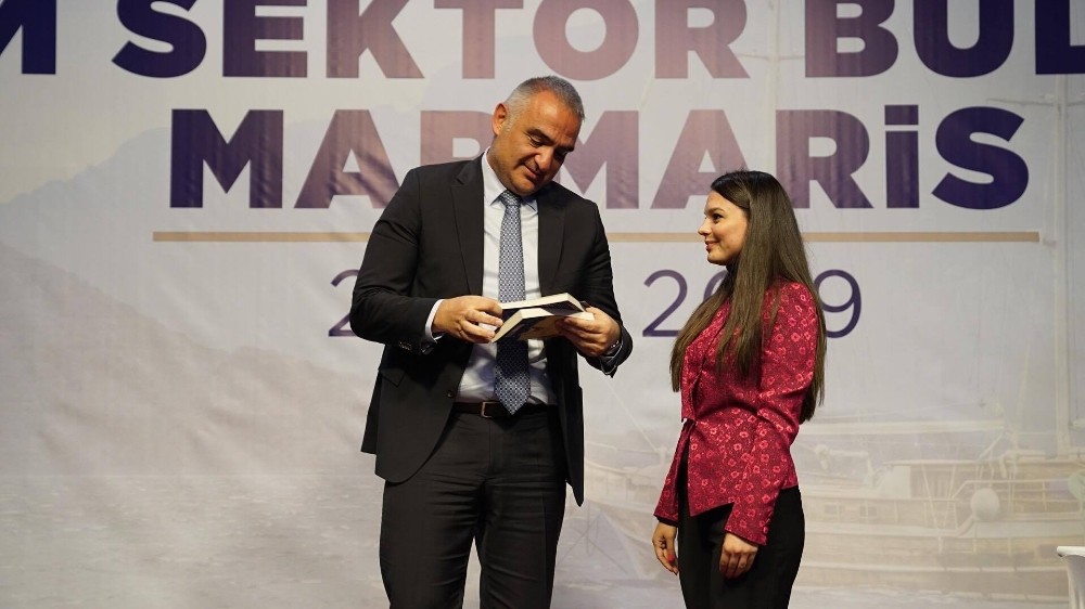 En genç roman yazarı Rana Demiriz Bakan Ersoy’a kitaplarını hediye etti 