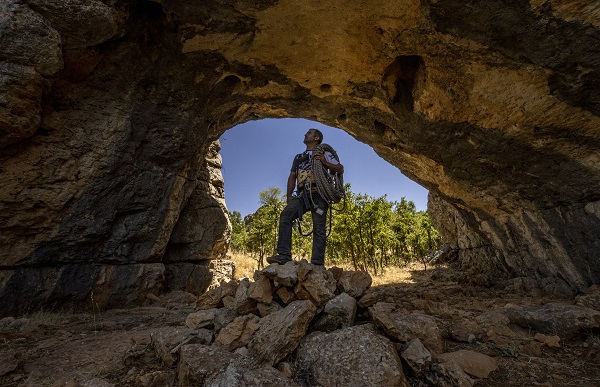 En leziz bal için zorlu tırmanış! Sarp kayalıklarda ölüm kalım mesaisi