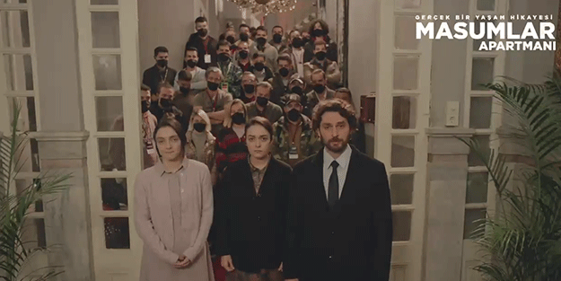 En önde Ezgi Mola, Merve Dizdar ve Birkan Sokullu... TRT dizisinden örnek davranış