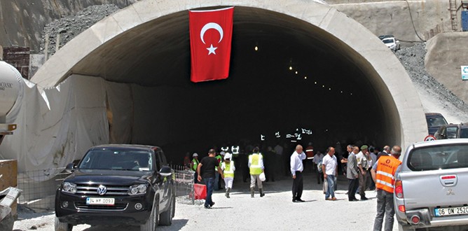 En uzun tünelde ışık göründü