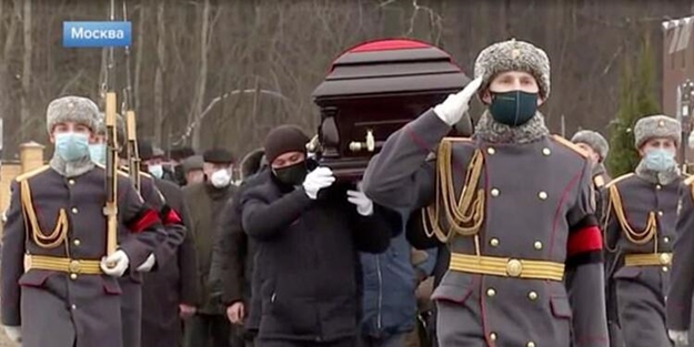 En yaşlı haindi! Dünya bu töreni konuşuyor... Televizyonlar yayını kesti