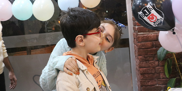 Ender kişilerden biri! 8 yaşında 2. doğum gününü kutladı
