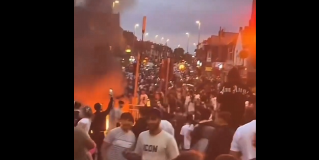 Endişeliyiz hem de çok endişeli! İngiltere yangın yerine döndü