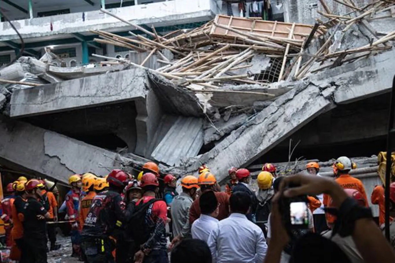 Endonezya: Çöken okulda ölü sayısı 45'e çıktı