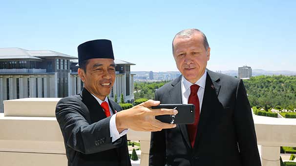 Cep telefonunu çıkardı ve canlı yayına başladı!