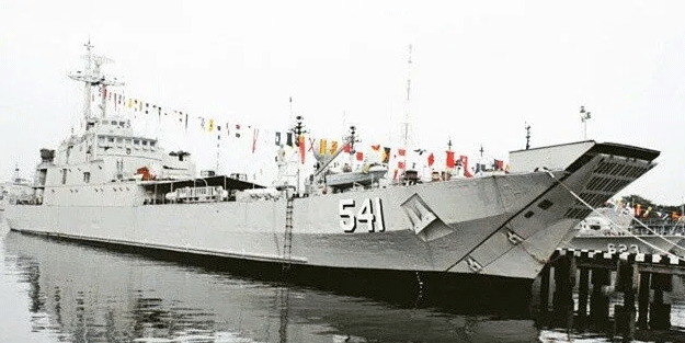 O ülkede büyük şok! Dev savaş gemisi battı