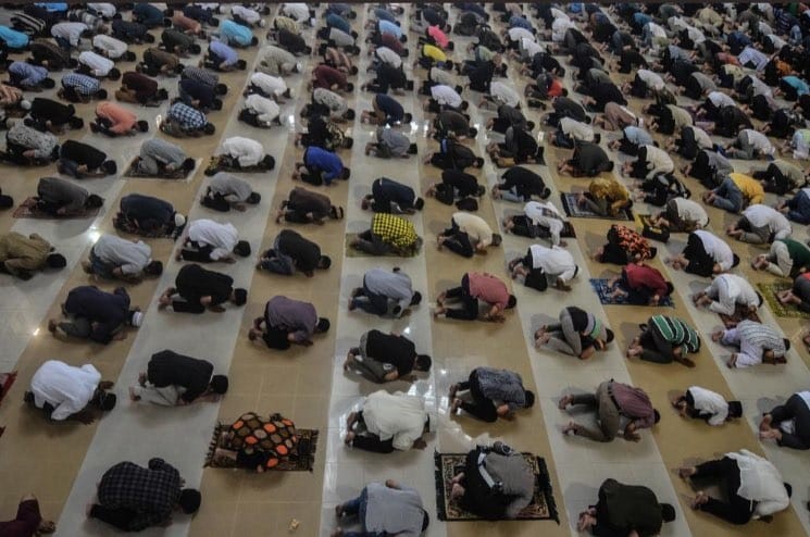 Endonezya’da Cuma namazlarına korona tedbiri 