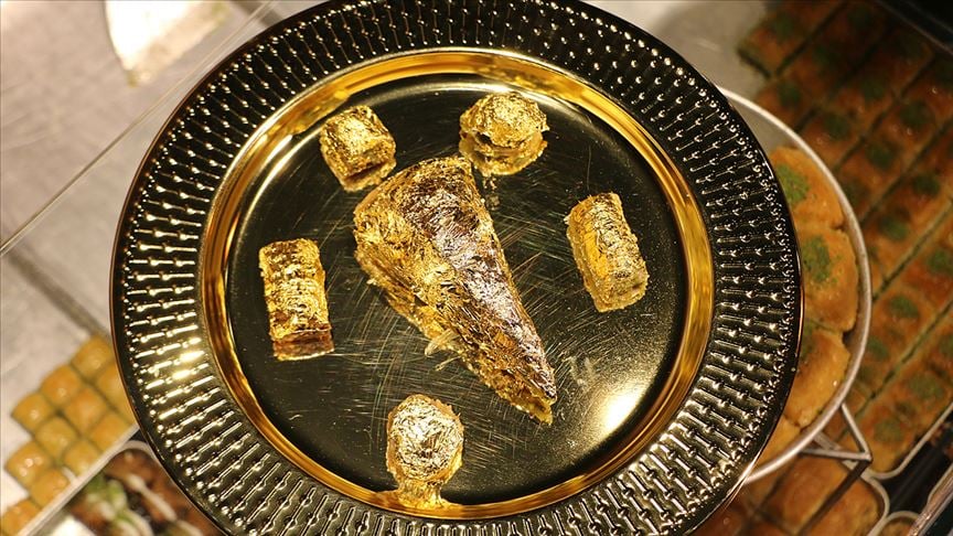 Endonezya'da dilimi bin dolara altın kaplamalı baklava