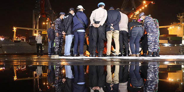 Endonezya'da düşen yolcu uçağından sinyal alındı