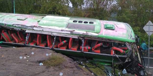 Endonezya'da facia! Turistleri taşıyan otobüs kaza yaptı: Ölüler var