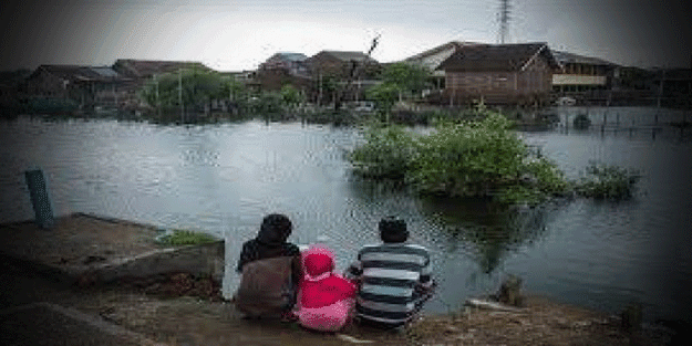 Endonezya'da felaket! Binlerce kişi etkilendi