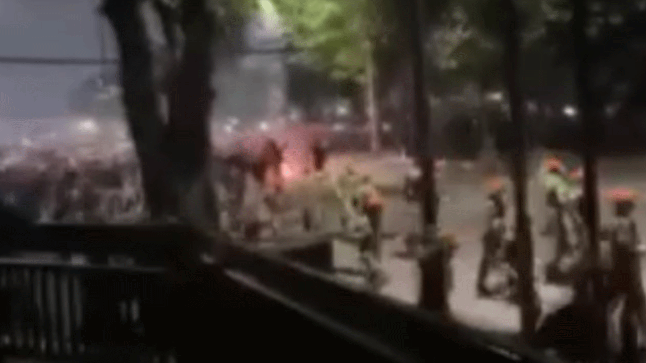 Endonezya'da hükümet karşılık protesto: Çok sayıda ölü var!