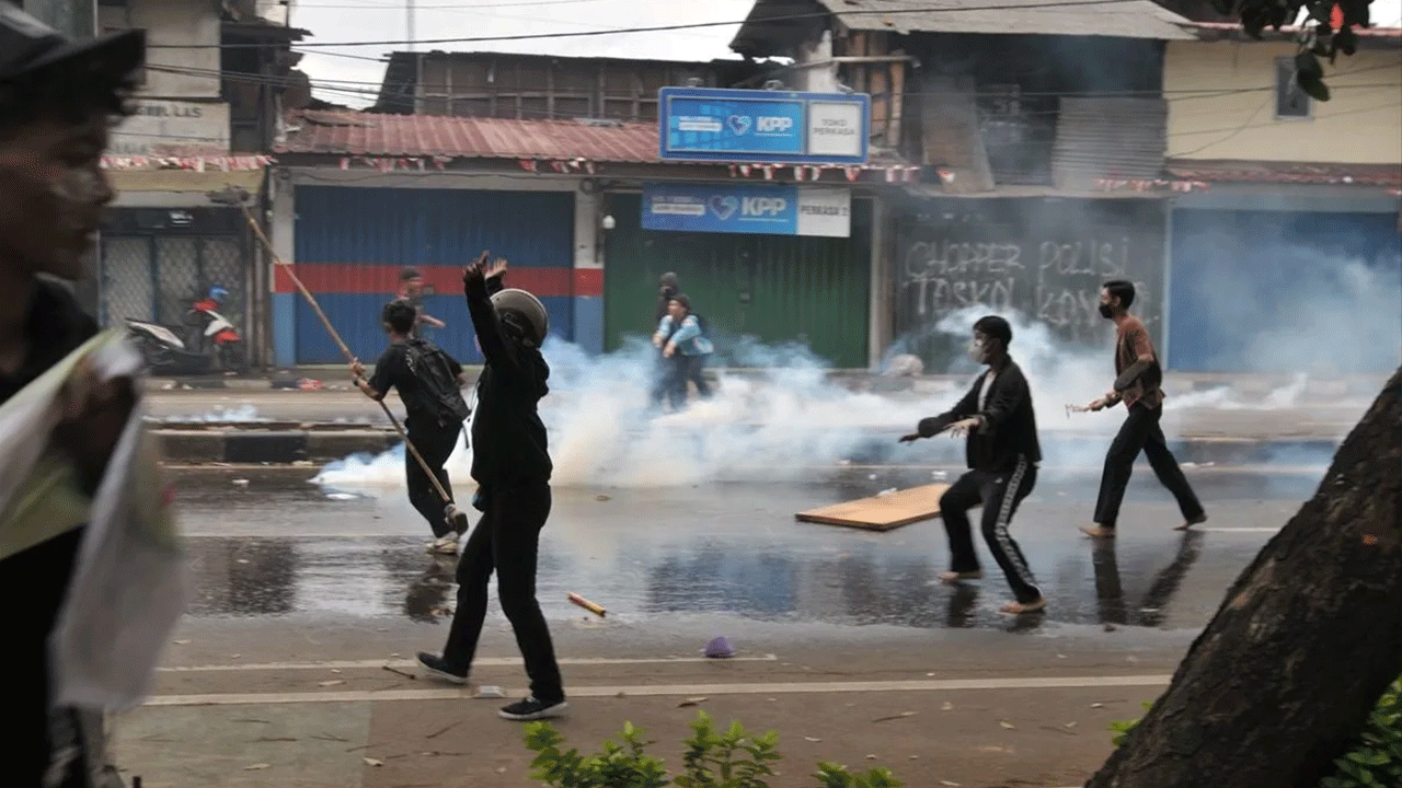 Endonezya’da iç savaş alarmı! Milletvekillerin evlerini basıldı