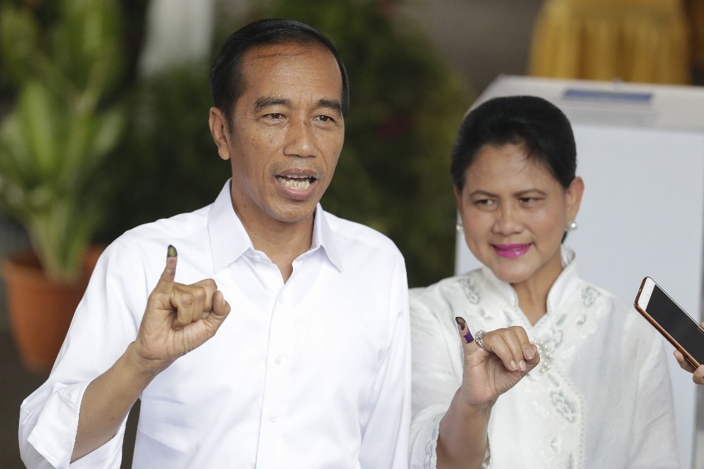 Endonezya’da ilk sonuçlara göre Başkan Joko Widodo 13 puan önde 