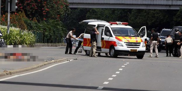 Endonezya'da peş peşe patlamalar!