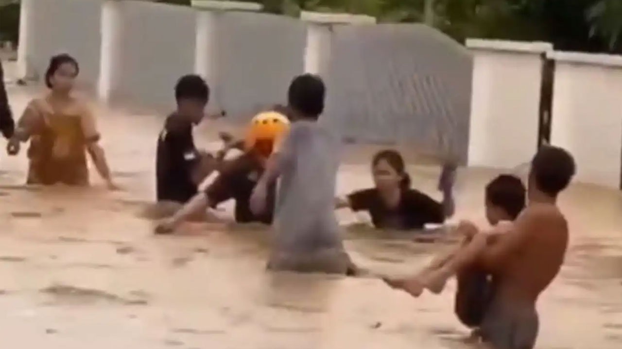 Endonezya’da sel felaketi! 14 kişi öldü