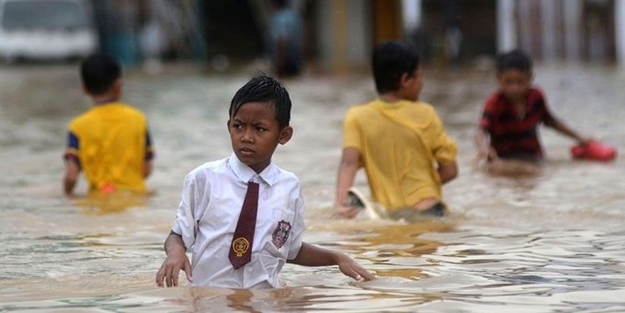 Endonezya'da sel felaketi: 6 öğrenci öldü, 5 öğrenci kayıp!
