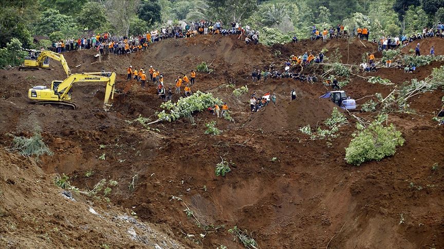 Endonezya'da sel ve toprak kayması: 12 kişi öldü