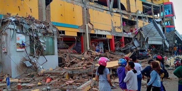 Endonezya'da şiddetli deprem! Ölüler var