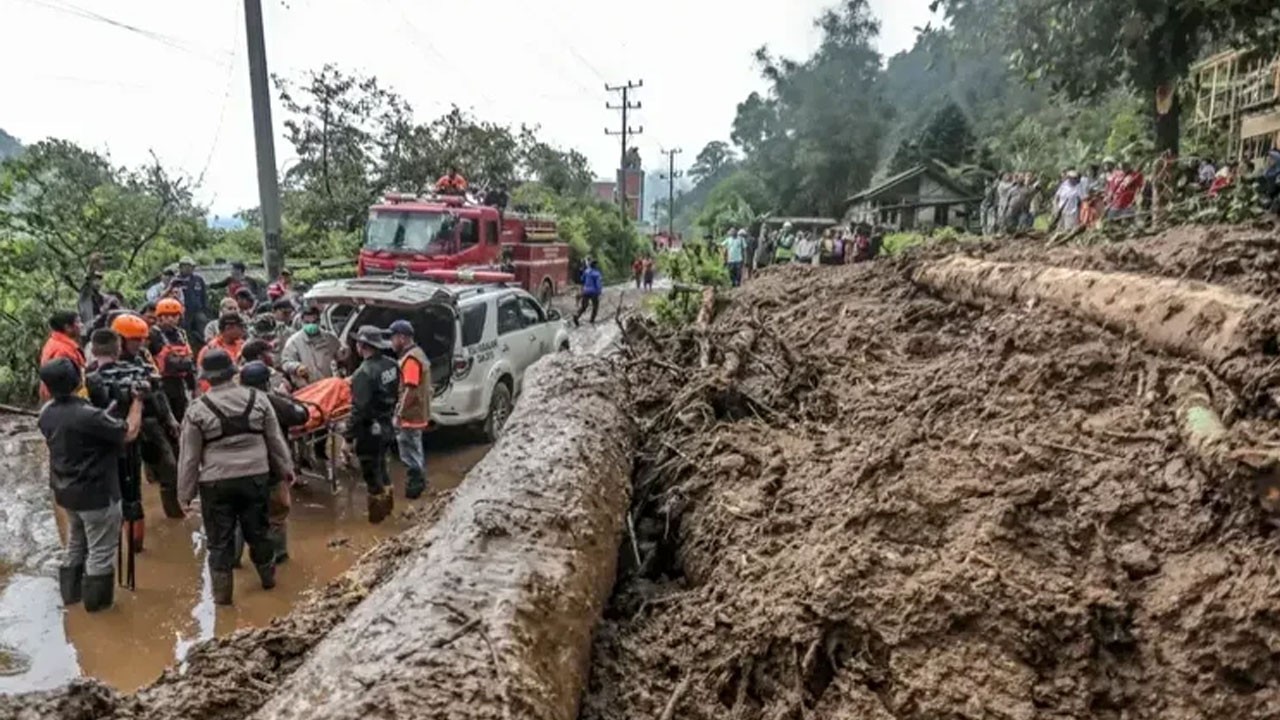 Endonezya’da şiddetli yağış sele yol açtı! Onlarca ölü ve yaralı var