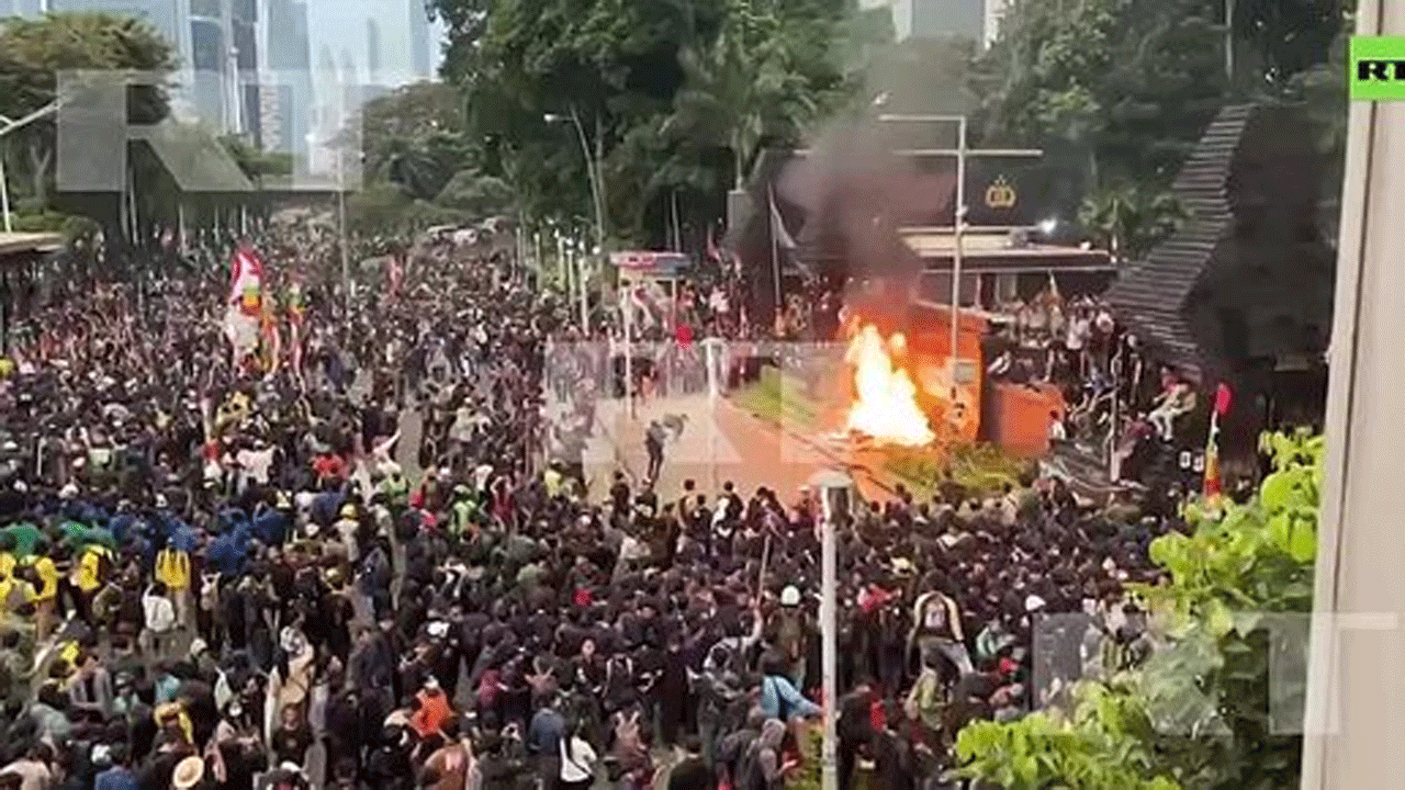 Endonezya’da sokaklar alev alev! Polis müdahalesi sert oldu, can kaybı var