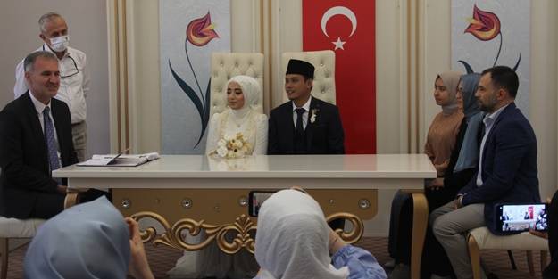 Endonezya'da tanıştılar, Bursa'da evlendiler